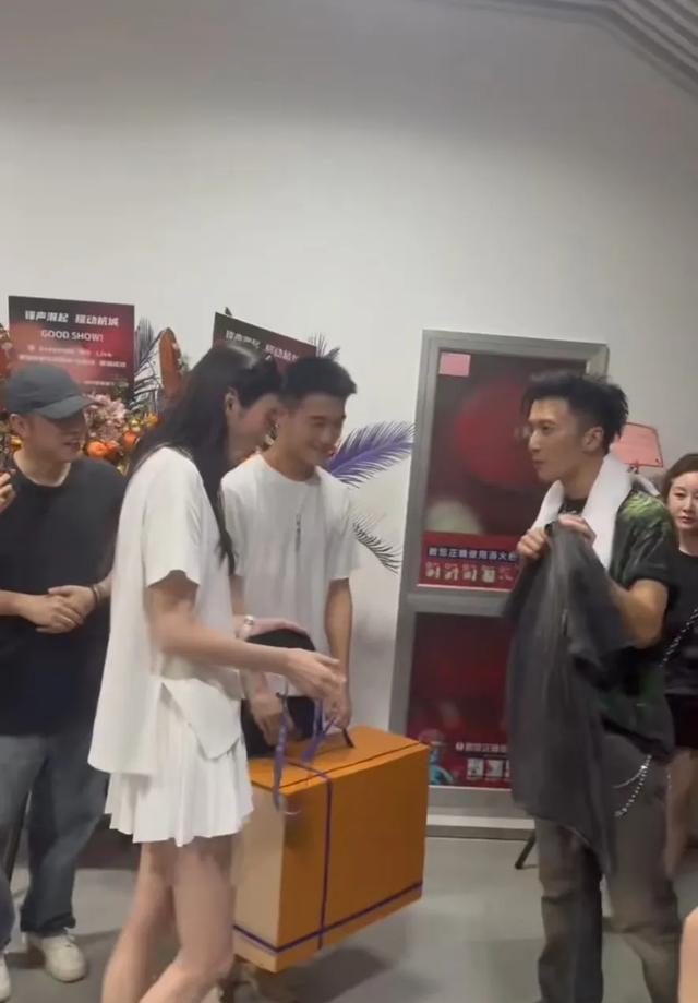 演唱会全是, 的女吉他手