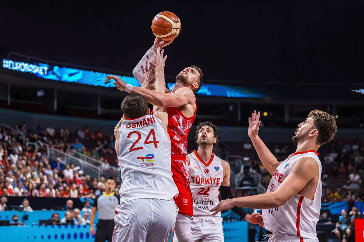 AA, 虎虎, 他曾在波兰